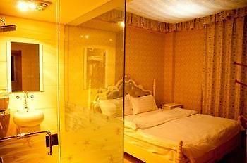 Lucky 5 Million Express Hotel Yuxi Куньмин Экстерьер фото